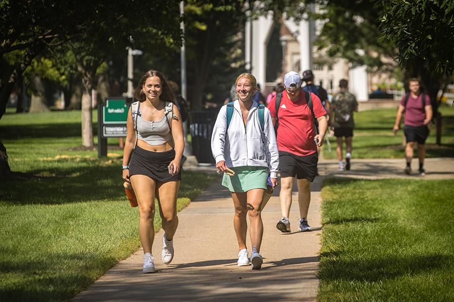 Northwest students cross the main campus in Maryville during the first day of fall classes in August. (Photo by Lauren Adams/<a href='http://h.csaaiir.com/'>和记棋牌娱乐</a>)