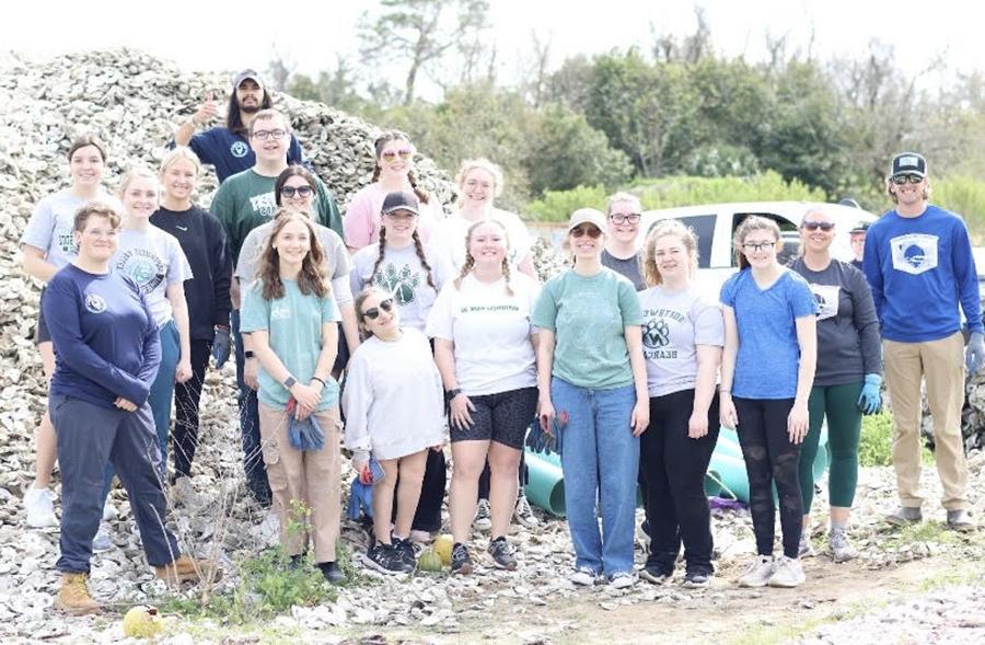 The student members of Northwest's Alternative Spring Break organization during their visit to Rosemary Beach, 佛罗里达, 3月.